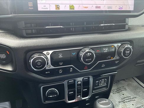 Used 2025 Jeep Gladiator Sport AWD/4WD image 18
