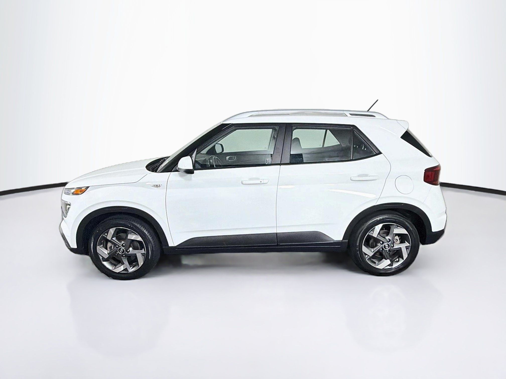 Used 2025 Hyundai Venue SEL FWD image 4