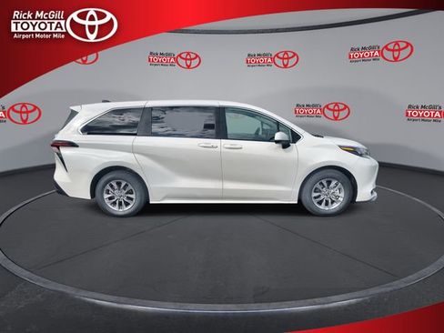 Used 2024 Toyota Sienna LE image 9