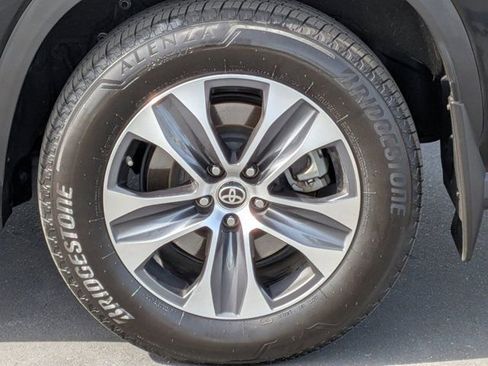 Used 2024 Toyota Highlander XLE AWD/4WD image 14