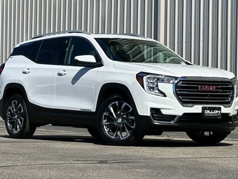 Used 2022 GMC Terrain SLT w/ Infotainment Package II AWD/4WD image 2