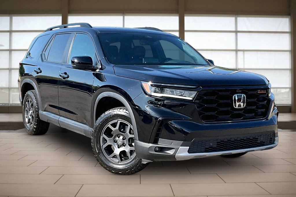 Used 2025 Honda Pilot TrailSport image 11