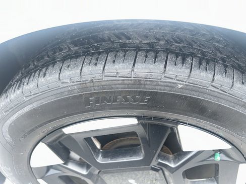 Used 2025 Kia Carnival EX image 5