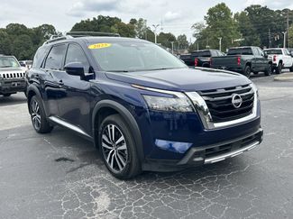 Used 2025 Nissan Pathfinder Platinum video 2