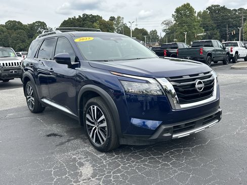 Used 2025 Nissan Pathfinder Platinum image 2