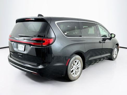 Used 2023 Chrysler Pacifica Touring-L FWD image 9
