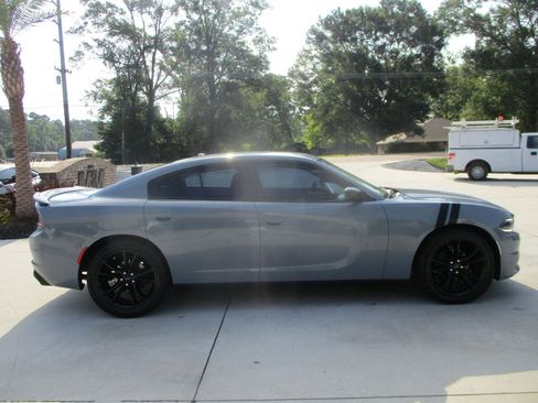 Used 2018 Dodge Charger SXT w/ Blacktop Package RWD image 9