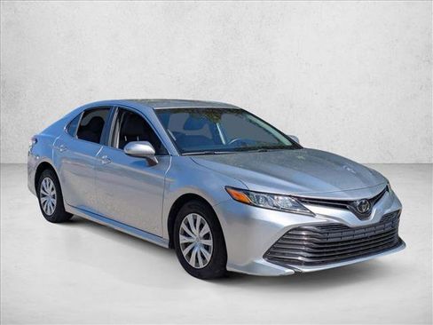 Used 2018 Toyota Camry L image 3
