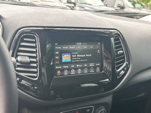 Used 2019 Jeep Compass Latitude FWD image 32