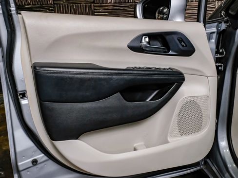 Used 2020 Chrysler Pacifica Limited FWD image 41
