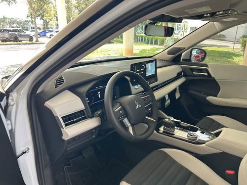 New 2025 Mitsubishi Outlander SE image 6