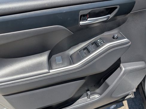 Used 2025 Toyota Highlander XLE image 16