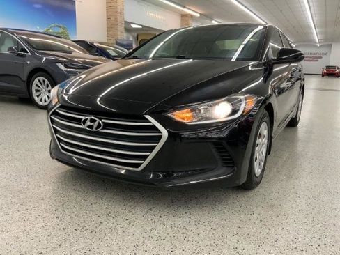 Used 2018 Hyundai Elantra SE FWD image 2