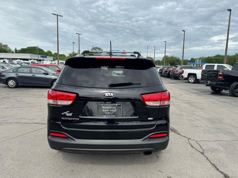 Used 2017 Kia Sorento LX image 4