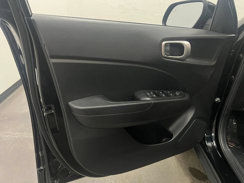 Used 2024 Hyundai Venue SEL FWD image 11