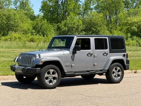 Used 2016 Jeep Wrangler Unlimited Sahara w/ Dual Top Group AWD/4WD image 5