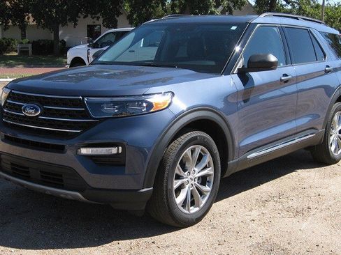 Used 2021 Ford Explorer XLT w/ Equipment Group 202A AWD/4WD image 7