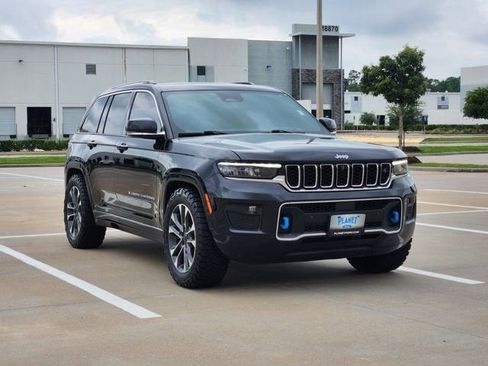 Used 2022 Jeep Grand Cherokee Overland w/ Advanced Protech Group III AWD/4WD image 3