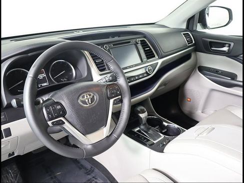 Used 2019 Toyota Highlander Limited Platinum AWD/4WD image 6