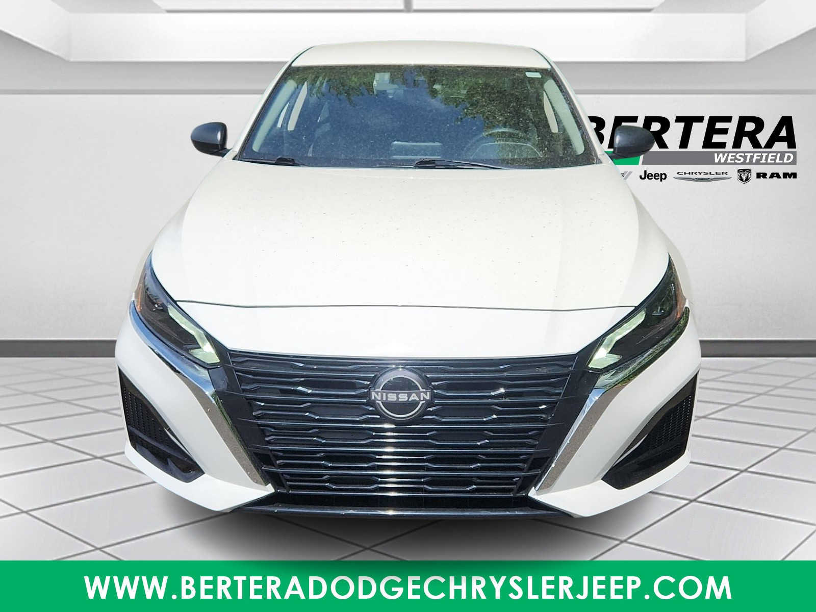 Used 2025 Nissan Altima 2.5 SV AWD/4WD image 2