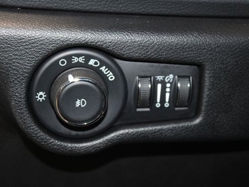 Used 2025 Chrysler Pacifica Limited FWD image 11