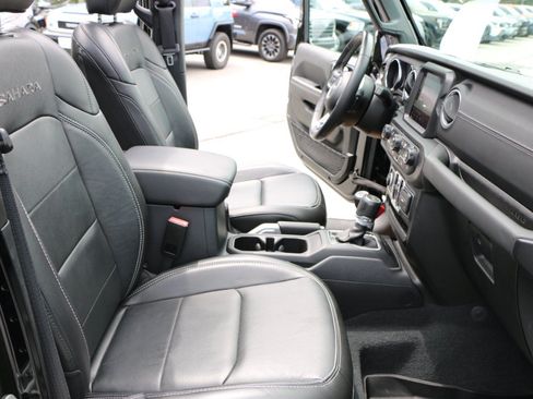 Used 2022 Jeep Wrangler Unlimited Sahara AWD/4WD image 23