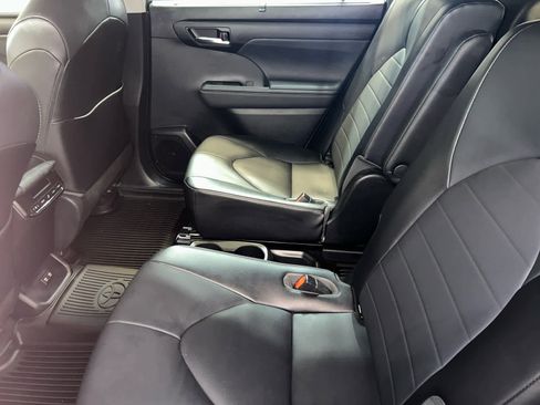 Used 2021 Toyota Highlander XLE image 5