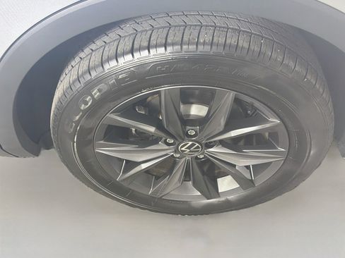 Used 2024 Volkswagen Tiguan SE FWD image 11