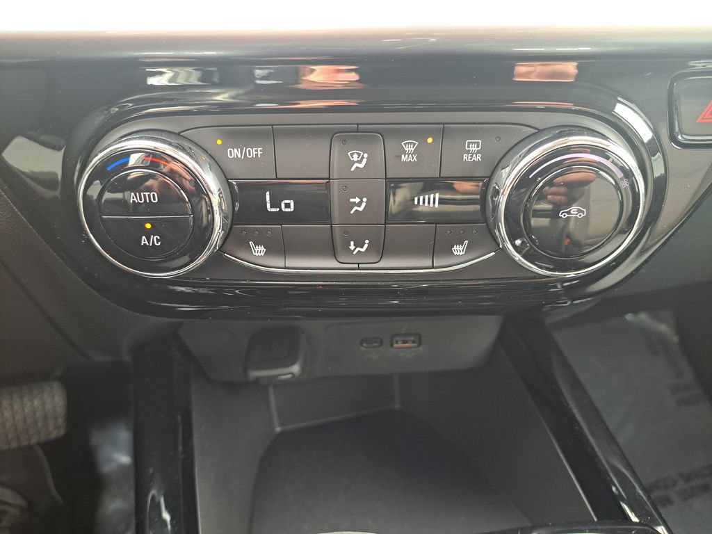 Used 2025 Chevrolet Trax LT w/ LT Convenience Package FWD image 14