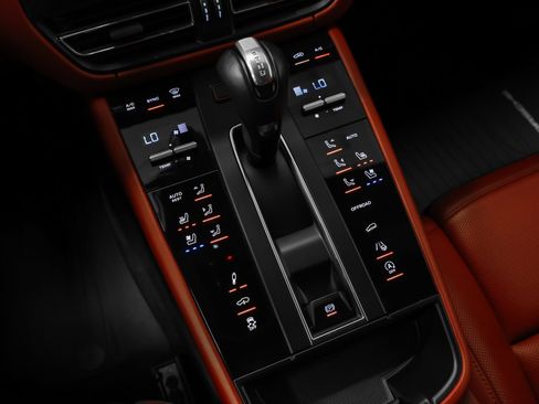 Certified 2024 Porsche Macan Turbo AWD/4WD image 40