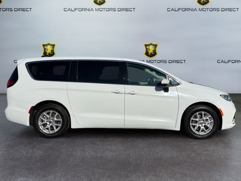 Used 2023 Chrysler Pacifica Touring-L image 6