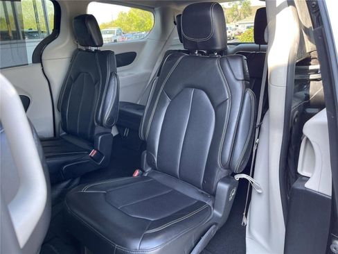 Used 2024 Chrysler Pacifica Touring-L FWD image 36