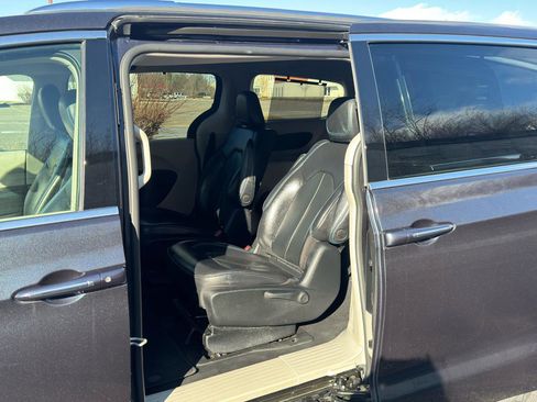 Used 2021 Chrysler Pacifica Touring-L FWD image 44