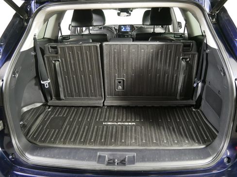 Used 2020 Toyota Highlander XLE image 18