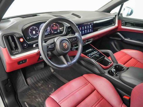 Used 2024 Porsche Cayenne AWD/4WD image 4