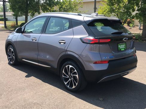 Used 2022 Chevrolet Bolt EUV Premier w/ Sun & Sound Package FWD image 4