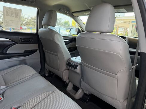 Used 2015 Toyota Highlander Plus FWD image 24