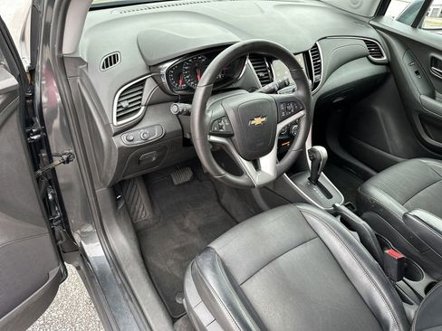 Used 2018 Chevrolet Trax LT w/ LT Convenience Package FWD image 12