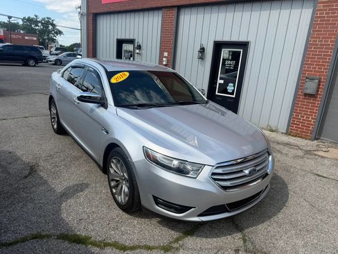 Used 2018 Ford Taurus Limited FWD image 2