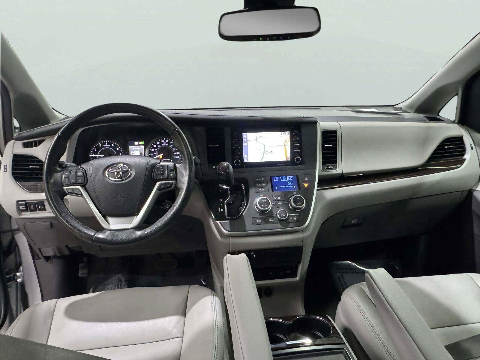 Used 2020 Toyota Sienna XLE Premium FWD image 39