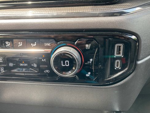 Used 2022 Chevrolet Silverado 1500 ZR2 w/ Technology Package image 20