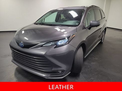 Used 2025 Toyota Sienna XLE AWD/4WD image 4