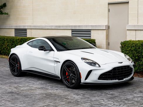 Used 2025 Aston Martin V8 Vantage Coupe image 14