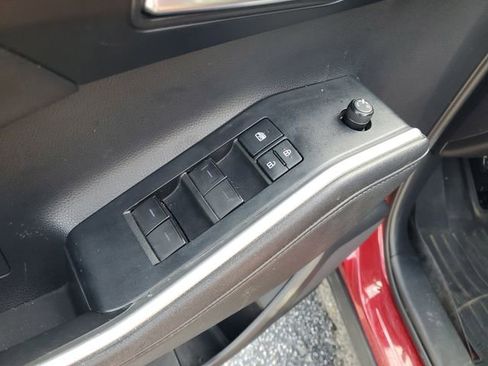 Used 2021 Toyota Highlander XLE FWD image 9