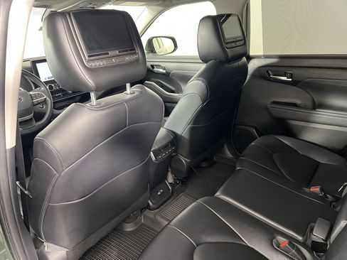 Used 2023 Toyota Highlander XLE AWD/4WD image 19