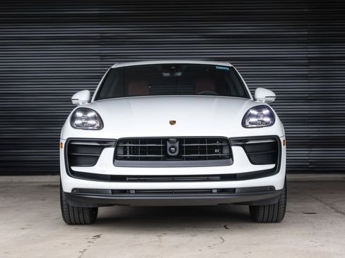 Certified 2025 Porsche Macan AWD/4WD image 10