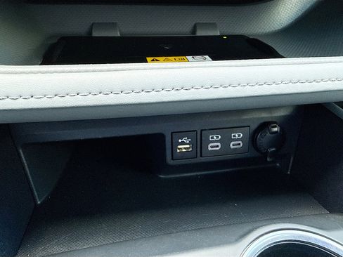 Used 2024 Toyota Highlander XLE AWD/4WD image 29