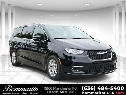Used 2025 Chrysler Pacifica Select FWD image 1