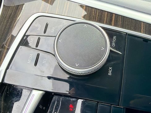 Used 2025 BMW X6 xDrive40i w/ Premium Package image 30