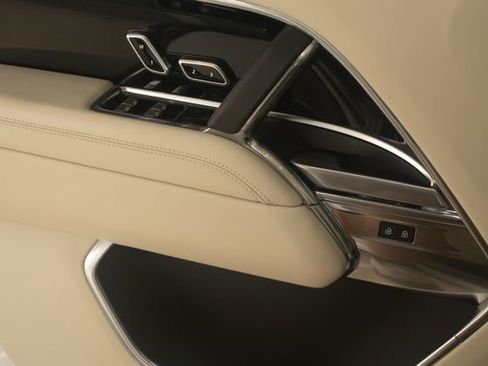 Used 2025 Land Rover Range Rover SE image 21